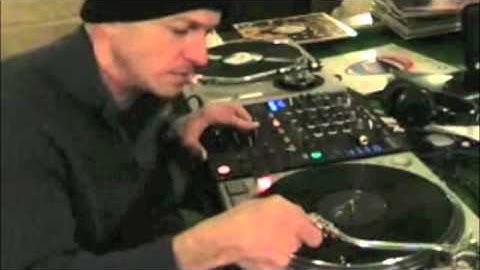 iCrates DJ Tutorial with Ellaskins of djtutor.com | MIX THE MUSIC IN BETWEEN TWO TOONS