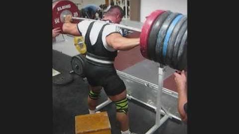 Csaba Kocsis squatting