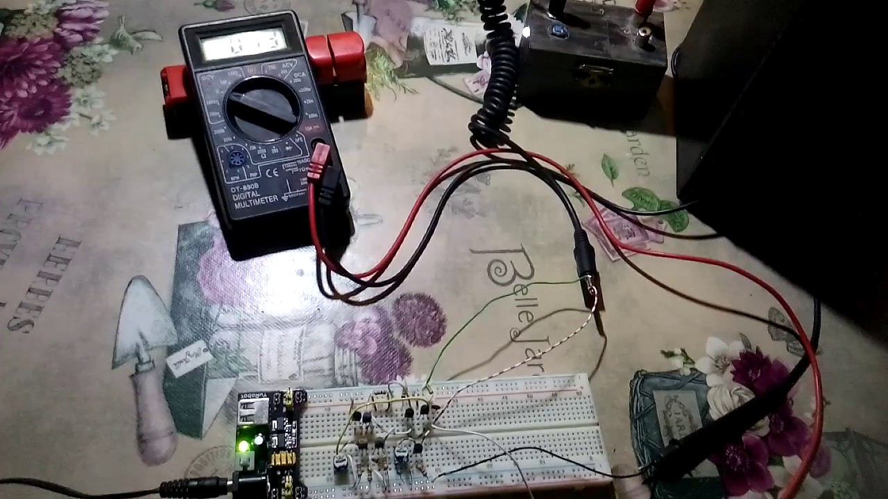 Electrónica extraña. Voltaje fluctuando caóticamente entre dos atractores.