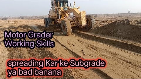 grader spreading kar k subgrade ya bad taiyar Karne Ka tarika | operator skills grader pushing soil