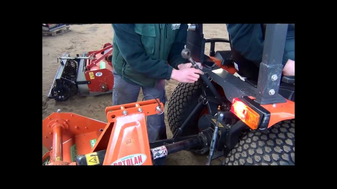 Aankoppelen van een grondfrees op een minitraktor met grondfrees | Huurland