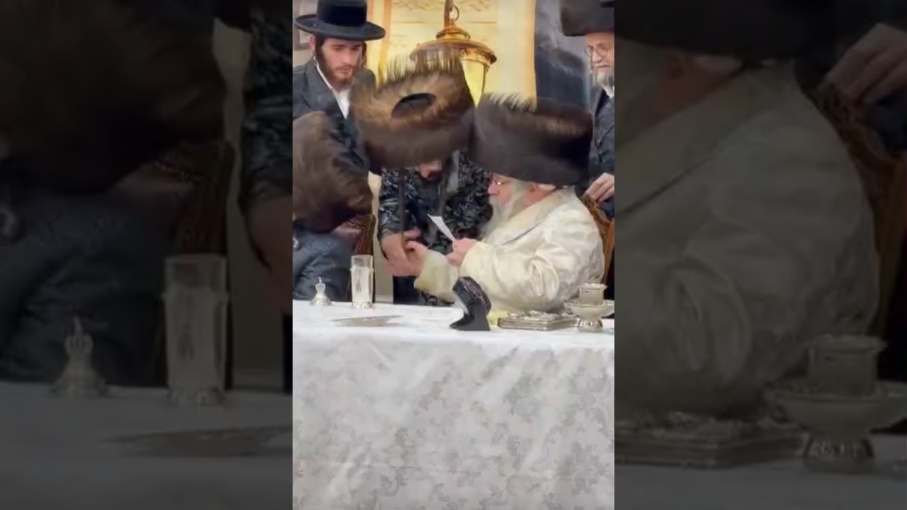 כ״ק האדמו״ר ממעזבוז מגיש לאביו כ״ק האדמו״ר מראחוב קויטל