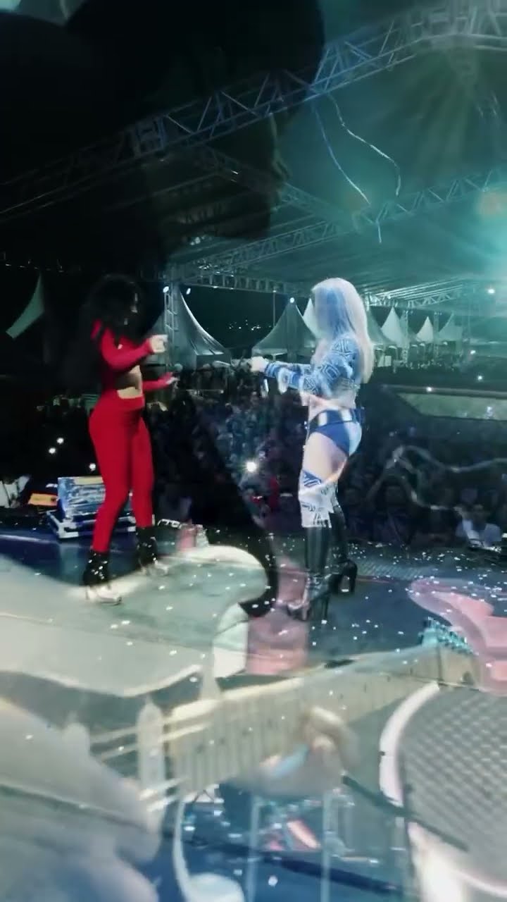 Mulher elogiando a beleza da Joelma