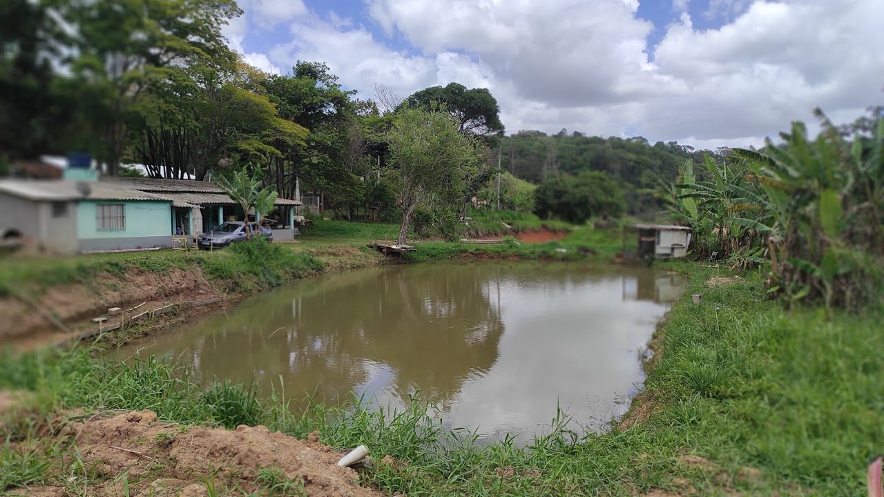Chácara em Jambeiro, na beira da represa com lagos de peixe 
