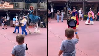 Bocah Kecil memberikan Topinya kepada Putri Disney selama Parade 😍 | Florida
