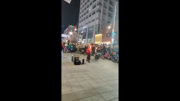 Amazing performance by the street performer in Seoul | South Korea - Bottle juggling with fire