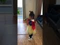 ハッピーアイスクリームを歌う4歳女子