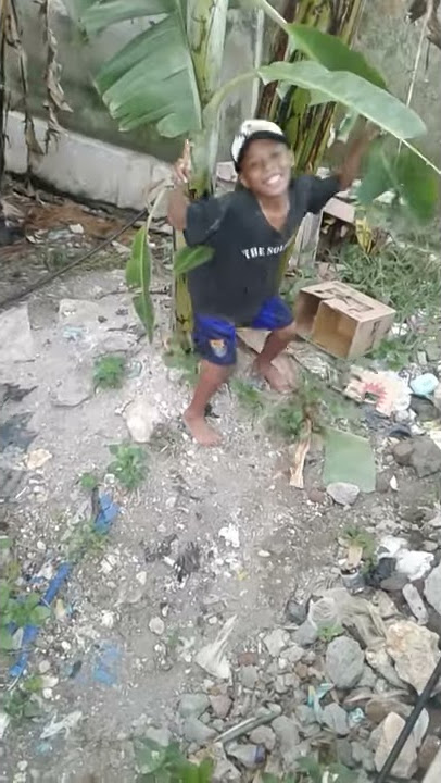 Orang gila joget di pohon pisang