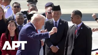 Download Lagu VOLLEDIG | Trump danst met Maleisische kinderen op de luchthaven van Kuala Lumpur | ASEAN-top 202... MP3 Download Lagu VOLLEDIG | Trump danst met Maleisische kinderen op de luchthaven van Kuala Lumpur | ASEAN-top 202... MP3