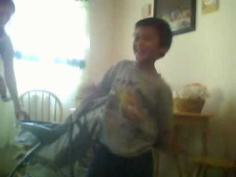 在 YouTube 上观看 mi hermano el popochas bailando