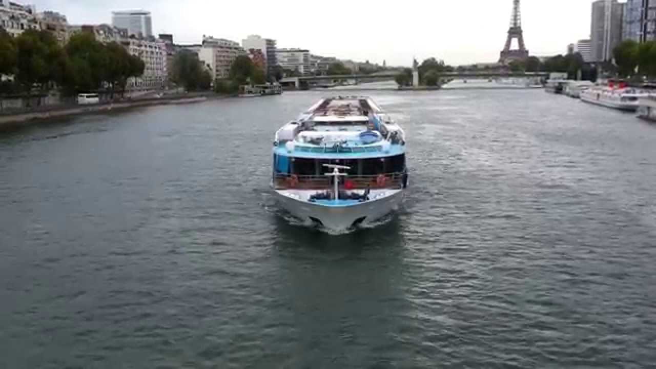 Cruise ship AmaLegro turn in Paris front of the Liberty statue