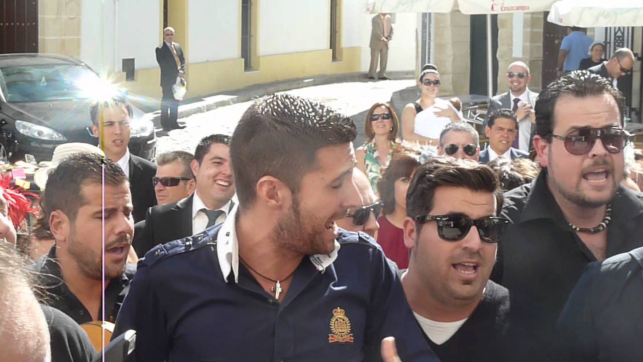 LA COMPARSA DE JEREZ CANTANDO A LOS NOVIOS EN LA PUERTA DE LA IGLESIA