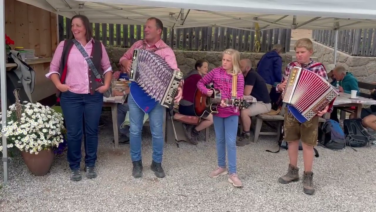 Willi und Leni mit Kinder.Aueneralmfest 2025