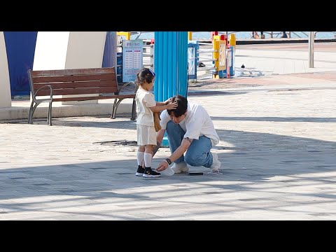 ENG) 신발 끈을 묶어줄 때 머리를 쓰다듬어준다면? What if an adorable girl asks for help with her shoelace? 사회실험