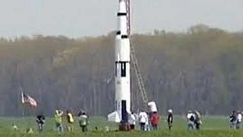 STEVE EVES SATURN V MODEL ROCKET RECORD FLIGHT VID...