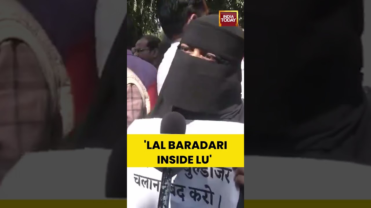 Students Stage A Protest Outside Lal Baradari Masjid Built Inside Lucknow University | UP 