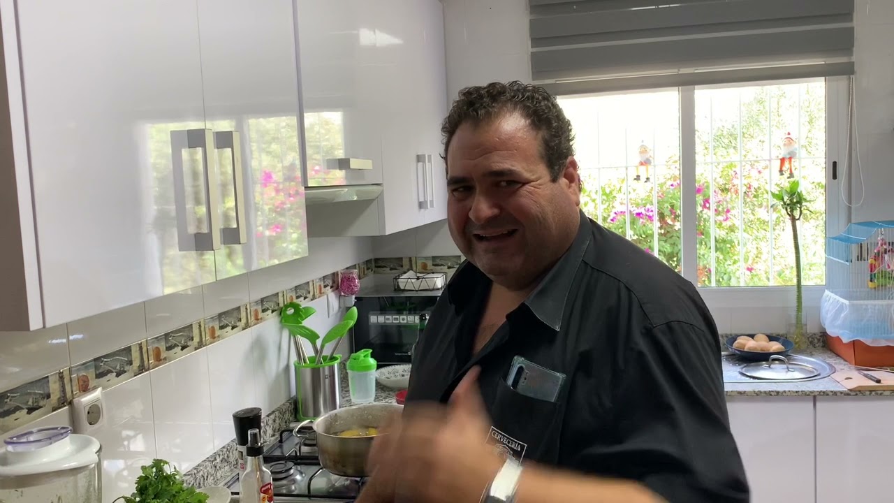 Papas arrugas con mojo rojo y verde