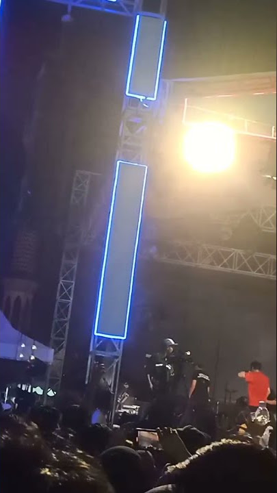 Gigi Pamit, drummernya lempar stik. beruntunglah penonton yang mendapatkannya😊