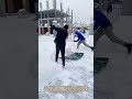 雪を運ぶ一工夫：鉄板と二本のロープが生む効率