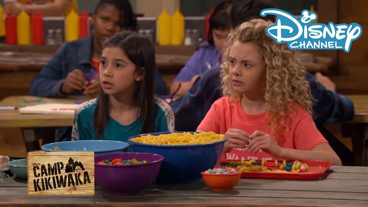 Camp Kikiwaka | La fille aux cheveux bleus | Disney Channel BE