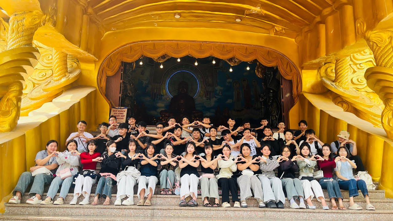 Trung học phổ thông Thủ Thừa tham quan học tập về nguồn xe 1 năm 2026