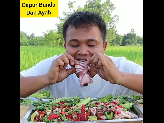 Makan salad pepaya melon lalap pare mentah, Bambang Tampan Lahap Banget 👍 class=