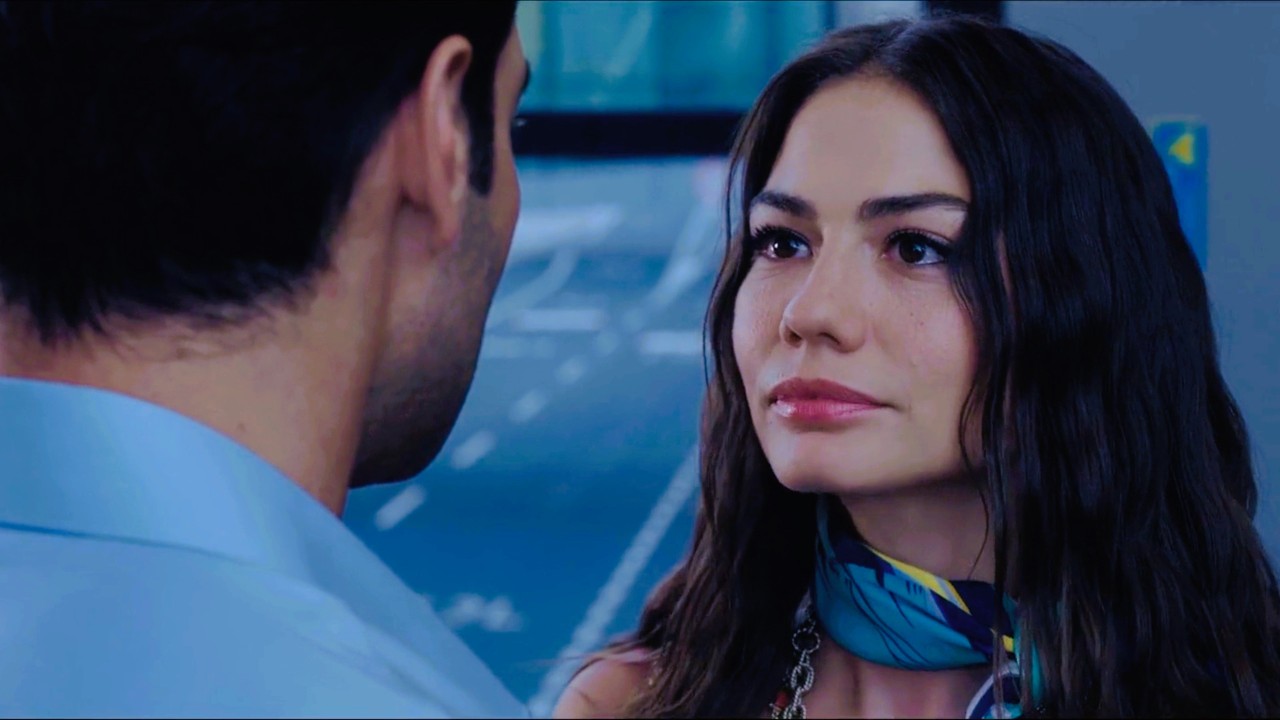 Un directeur de publicité parie avec ses amis de rendre une mannequin amoureuse de lui