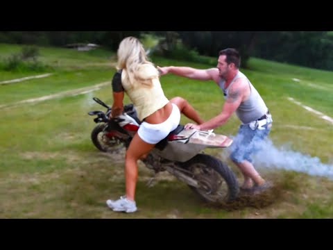 LOS MOMENTOS MÁS DIVERTIDOS DEL MOTOCICLISMO. LA CARRERA NO SALIÓ COMO DEBÍA