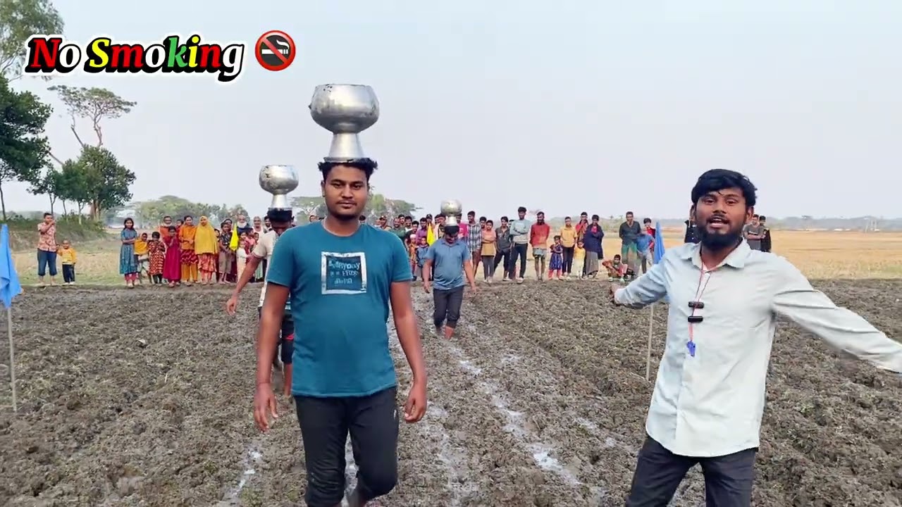 কাদা মাটিতে কলসী নিয়ে দৌড়! দেখলে হাসি থামবে না...