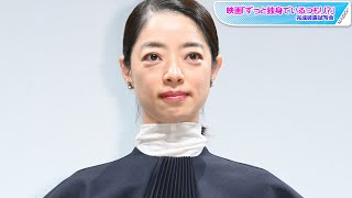 市川実和子、スタイリッシュな大人のモノトーンコーデ　カラーネイル＆タイツで“こなれ感”