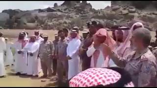 عميد بالجيش السعودي يبكي على زميله الشهيد بإذن الله