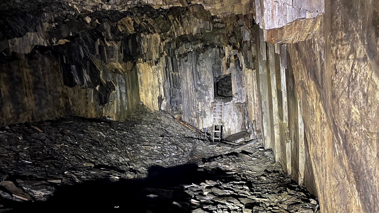 Bývalý břidlicový důl // Former slate mine