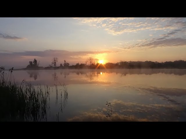 Ловля пробкой , рыбалка в заливе реки. Путешествие по реке.