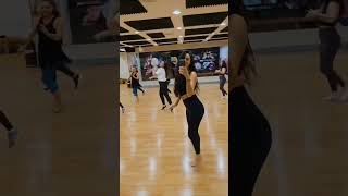 تعلم الرقص الشرقي تبديل الحركة عند تغيير اللحن belly dance switching movement when change the melody