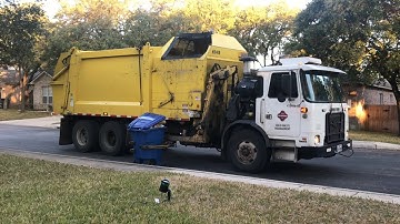 Winter Break: AutoCar ACX Heil Durapack Python 410416 On Post Christmas Recycle Pickup