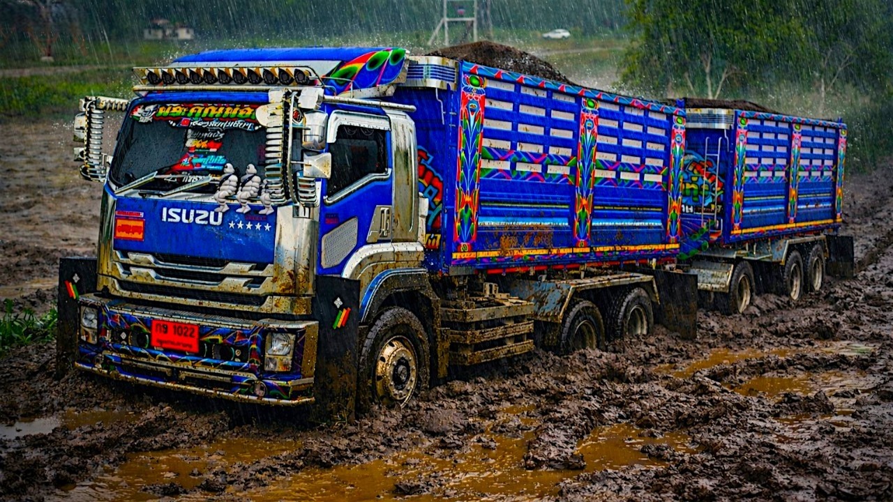 В дождливый день механик, управляя грузовиком с прицепом, застревает в грязи, перевозя землю по п...