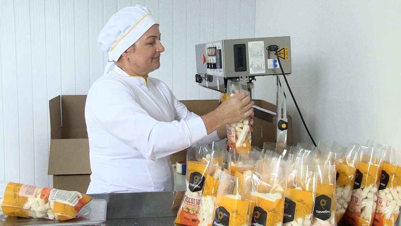 Família de Cascavel prepara o tradicional biscoito de polvilho. Veja a receita!