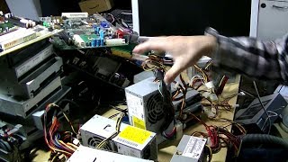 大量の古いパソコンを分解して部品を発掘