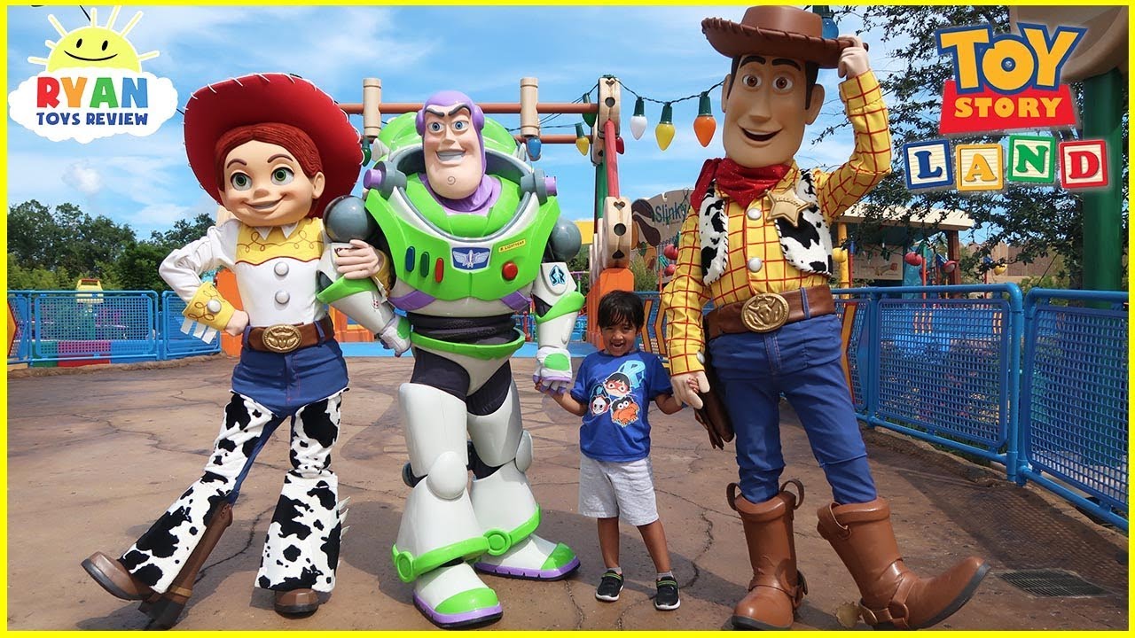 TOY STORY LAND Slinky Dog Dash Ride and Alien Swirling Saucers at Disney World with Ryan ToysReview!