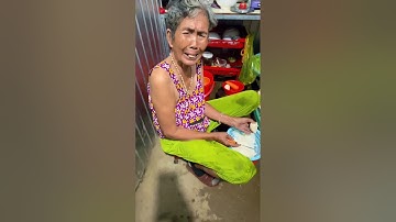 Trinh và cô hàng xóm ai cũng bán quá đắc nên cười rất vui #haivitmoinhat #trinhkho #cohangxom