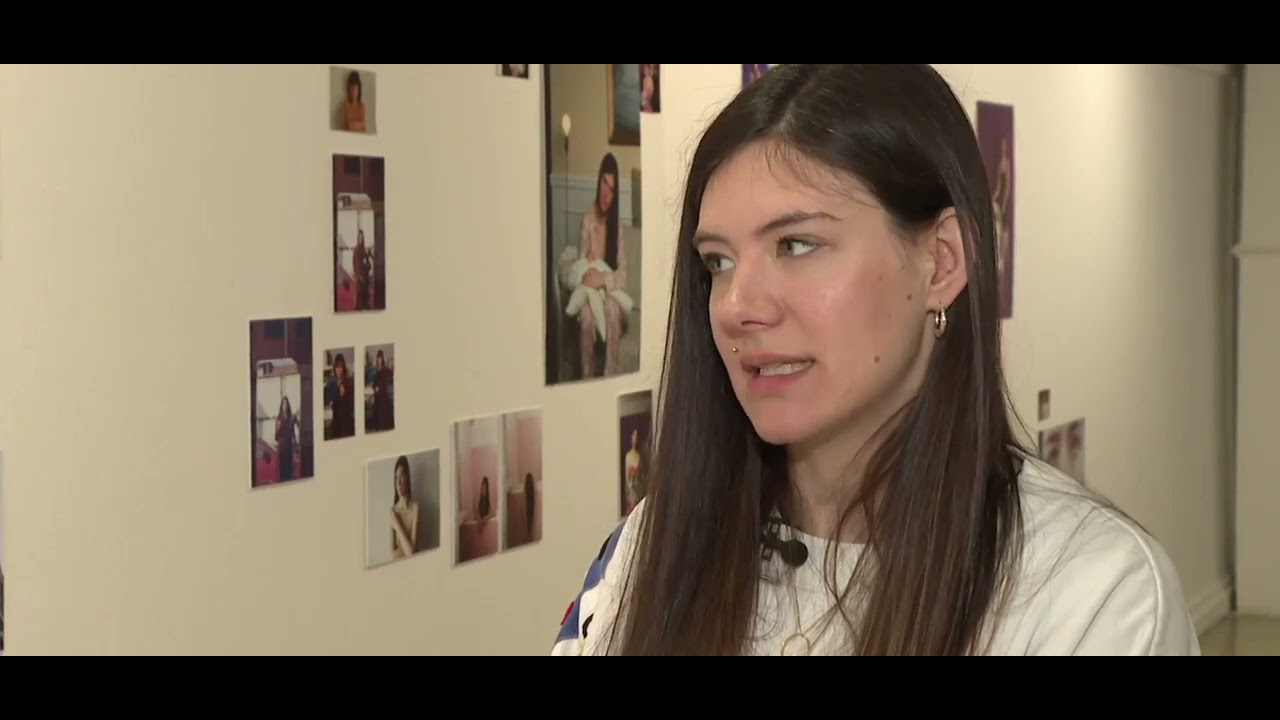 Nova TV, IN magazin, Sara Pukanić, izložba Toga su dana svi u kući bili sretni, Galerija Galženica