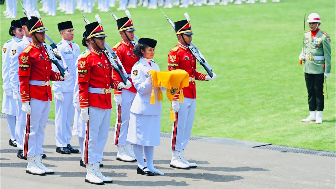 Momen Haru Paskibraka Usai Kibarkan Sang Merah Putih, Istana Merdeka, 17 Agustus 2023