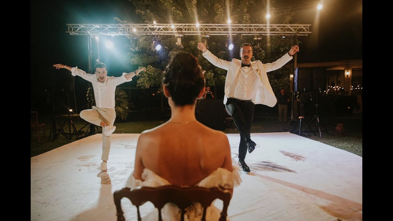 Gelinin Kardeşi ve Babasından Süpriz Zeybek Gösterisi