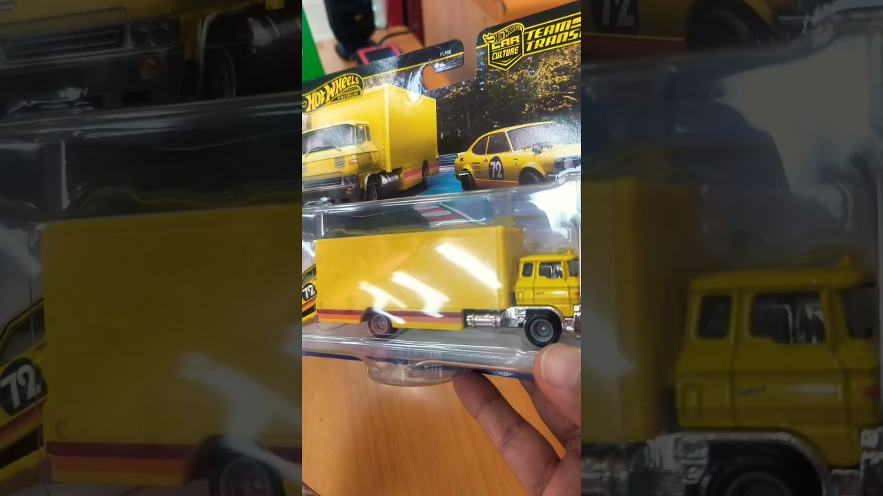 Модель автомобиля Team Transport Hot Wheels Toyota Corolla 1972 и Sakura Sprinter в масштабе 1/64...