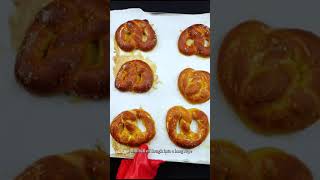 How to fold a pretzel #SHORTS #bread