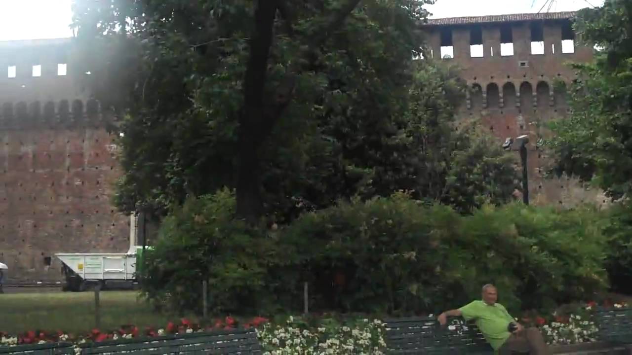 Milan Fountain and entrance to castle