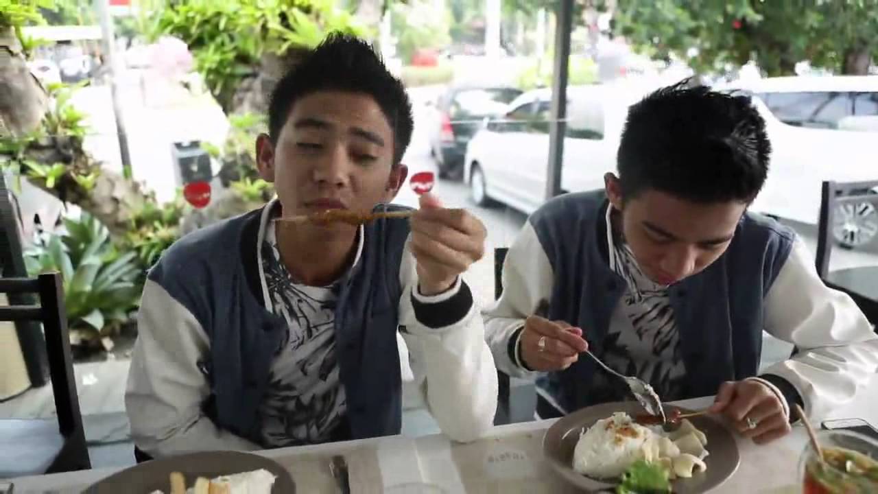 Rizki traktir makan Ridho