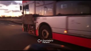 Autobus Amtab in tangenziale col vano batterie aperto