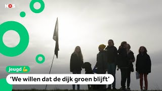 Kinderen Protesteren Met Vlaggen Op De Dijk Bij Hun Dorp