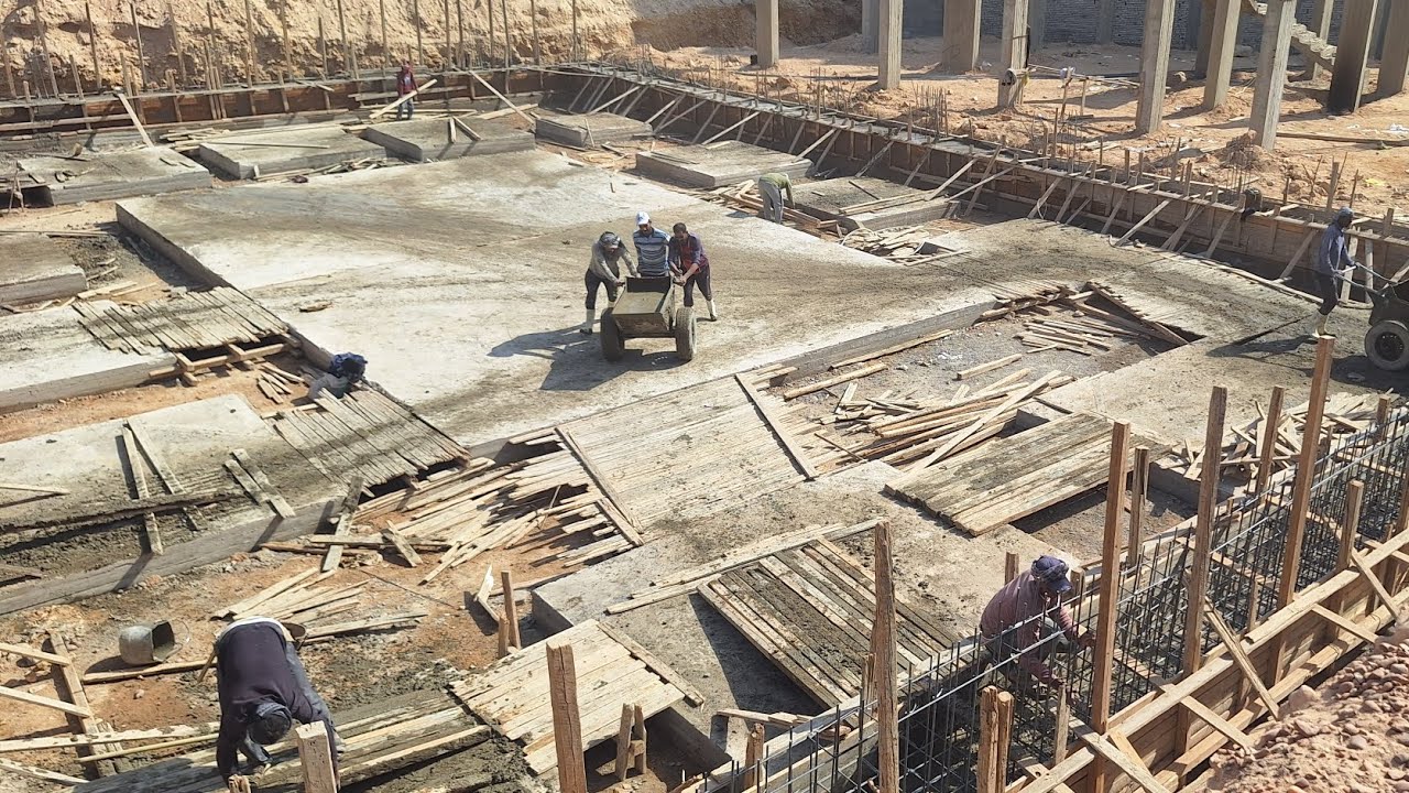 ‏‏🏗️👷‍♂️ من موقع العمل مباشرة تم بحمد الله إنجاز أعمال صب الخرسانة المسلحة لقاعدة السور الشرطية